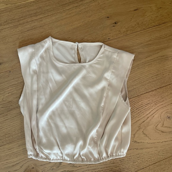 Silky cream coloured set - Picture 5 of 9